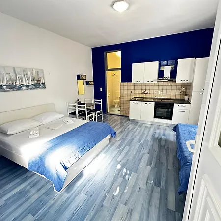 Studio Apartments Promajna *