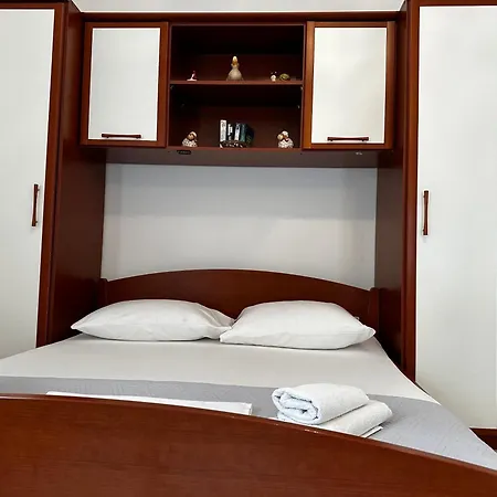 Apartment Studio Apartments Promajna *