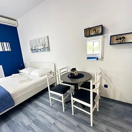 Apartment Studio Apartments Promajna *